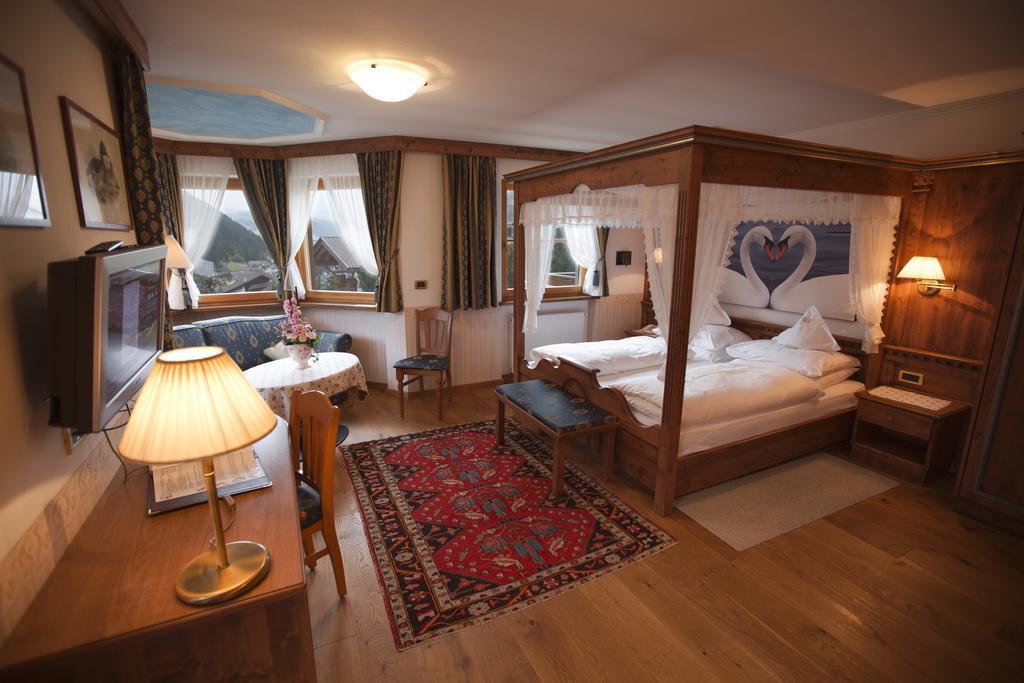 Hotel Garni Concordia - Dolomites Home Selva di Val Gardena Room photo